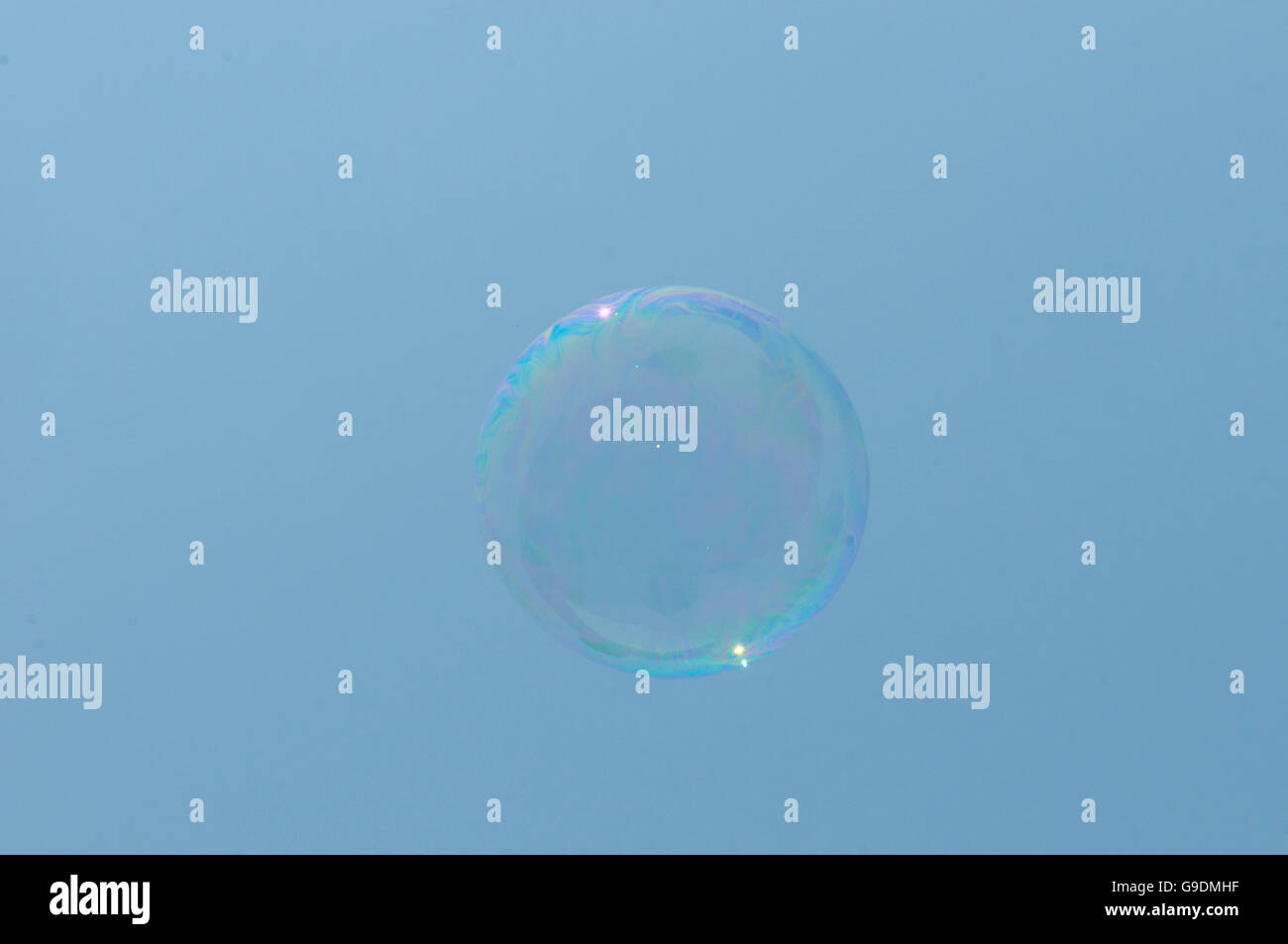 Una bolla galleggianti in un cielo blu. Foto Stock