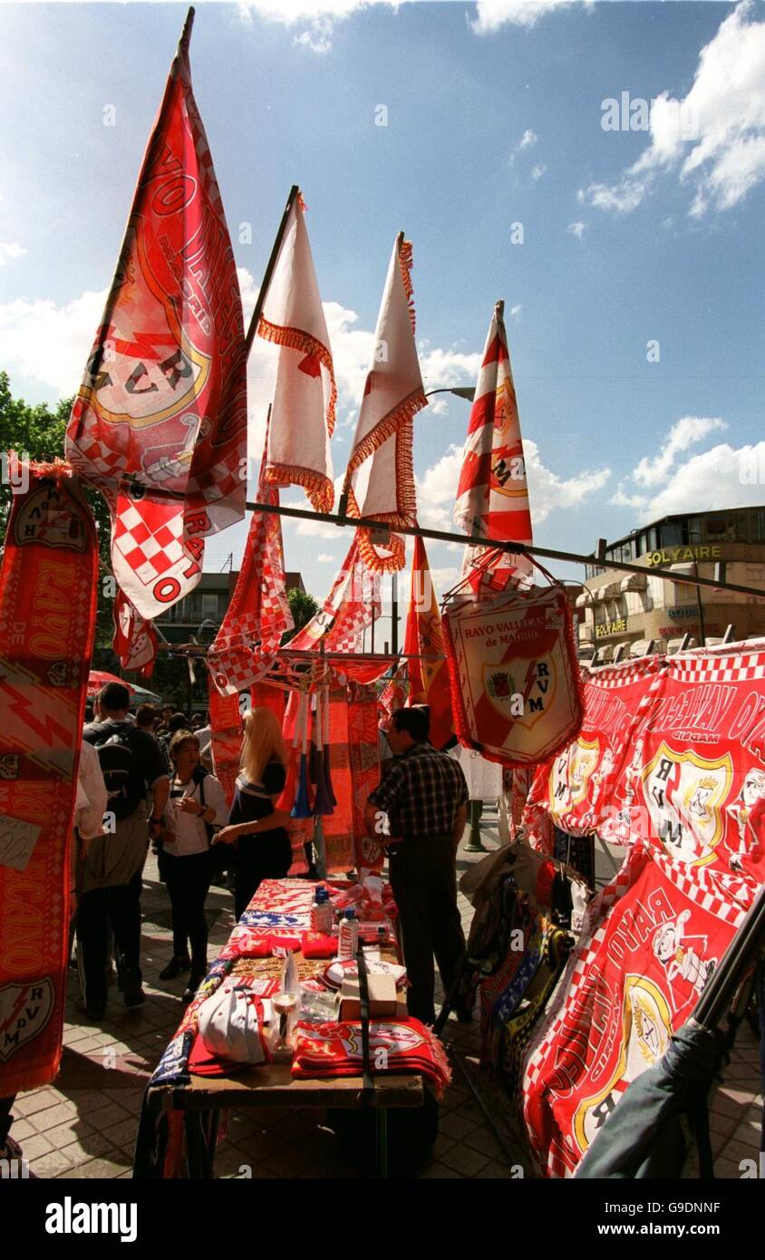 RAYO Vallecano bandiere e sciarpe in vendita fuori terra Foto stock - Alamy