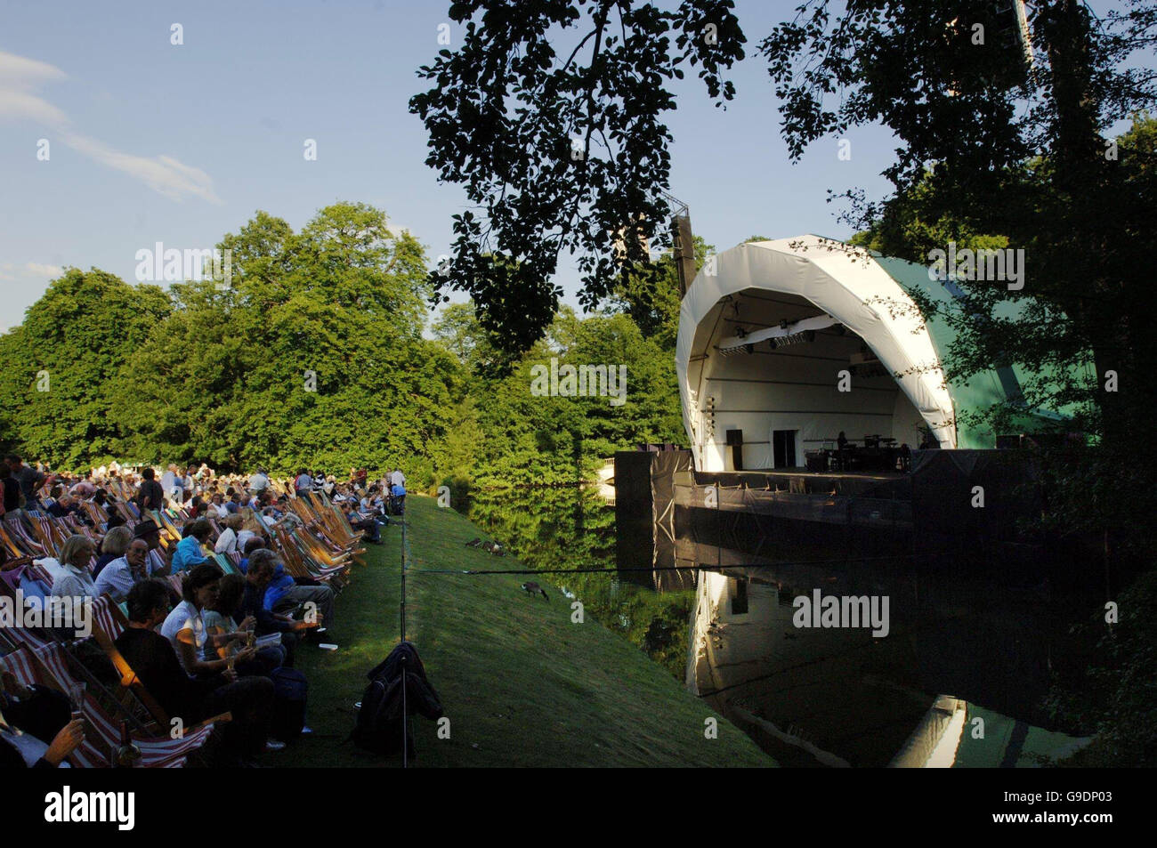 La folla attende l'inizio del concerto di Art Garfunkel sul palco del New Floating per celebrare il 55° anniversario dei concerti al sacco alla Kenwood House di Hampstead Heath, a nord di Londra. Foto Stock