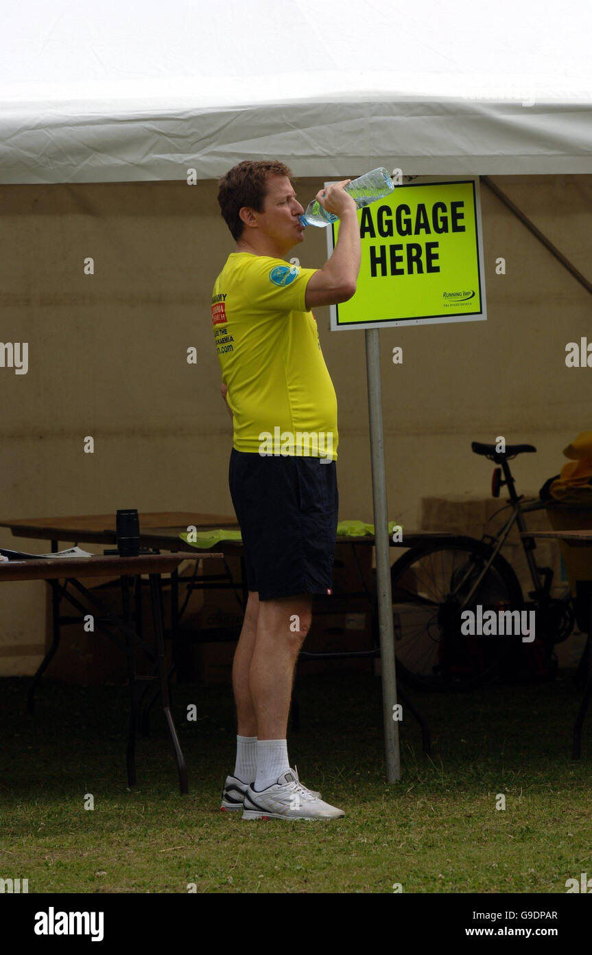 Alastair Campbell (numero 11) si unisce come corridori gareggia intorno a Victoria Park a Londra Est cercando di battere molti degli altri atleti che sono vestiti in vestito banna sopra la 10k Chiquita Bannaman inseguimento in aiuto di Leukemia Ricerca. Foto Stock