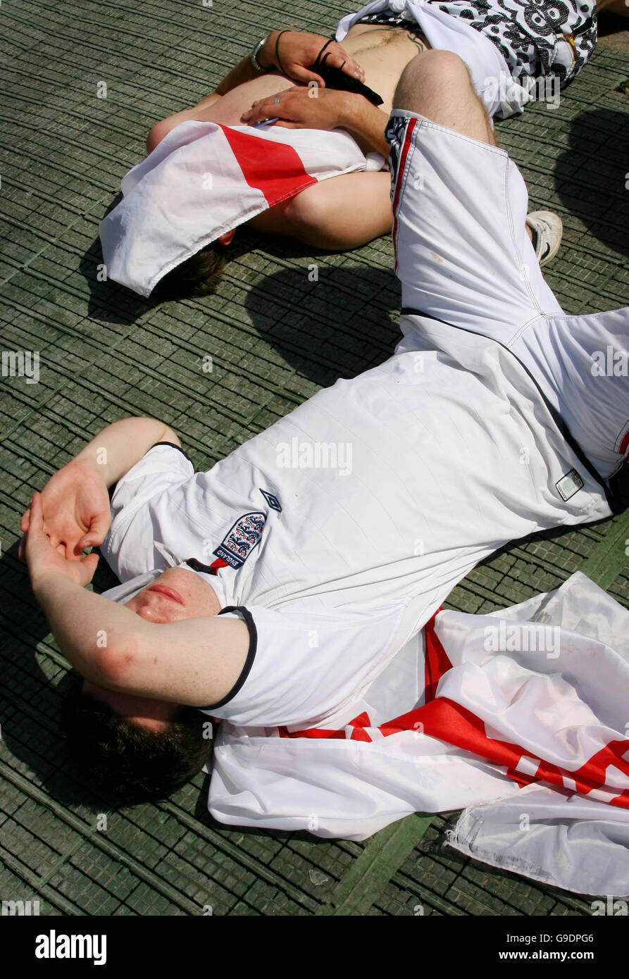 I tifosi inglesi crogiolarsi al sole nello Schloss Platz, Stoccarda, Germania, prima della partita dell'Inghilterra contro l'Ecuador nel secondo round della Coppa del mondo. Foto Stock