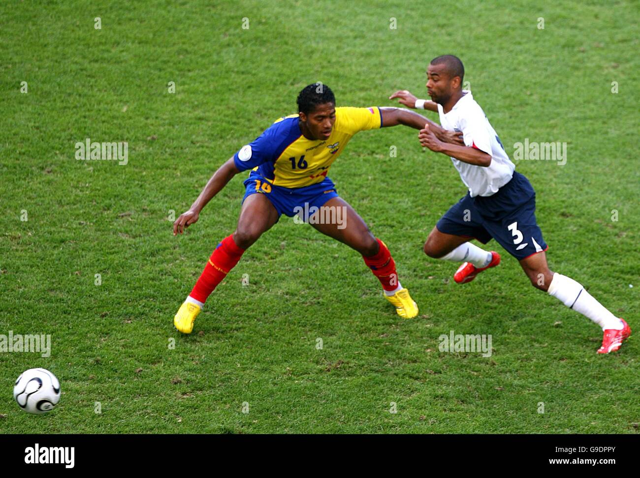 (L-R) Luis Valencia, Ecuador e Ashley Cole, Inghilterra combattono per la palla Foto Stock