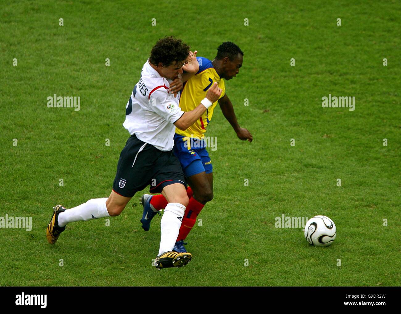 (L-R) Owen Hargreaves, Inghilterra e Christian Lara, Ecuador battaglia per la palla Foto Stock