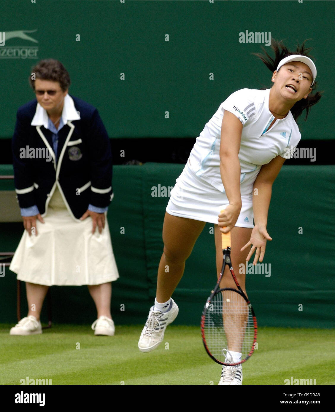Meng Yuan cinese in azione contro Justine Henin-Hardenne belga durante il primo round del campionato di tennis All England Lawn a Wimbledon. Foto Stock