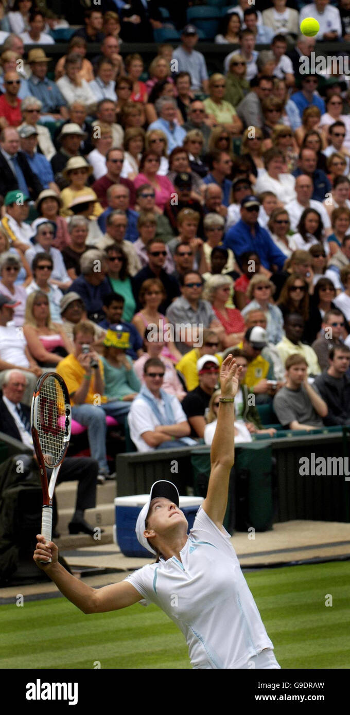 Justine Henin-Hardenne del Belgio si oppone al Meng Yuan della Cina durante il primo round dell'All England Lawn Tennis Championships a Wimbledon. Foto Stock