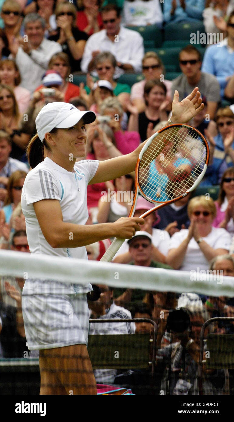 Justine Henin-Hardenne del Belgio celebra la sua vittoria contro Meng Yuan della Cina durante il primo round del campionato di tennis al prato dell'Inghilterra a Wimbledon. Foto Stock