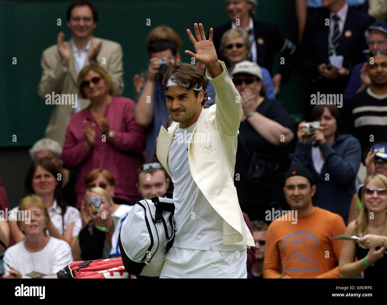 Roger Federer in Svizzera riconosce la folla dopo aver sconfitto Richard Gasquet in Francia durante il primo round dell'All England Lawn Tennis Championships a Wimbledon. Foto Stock
