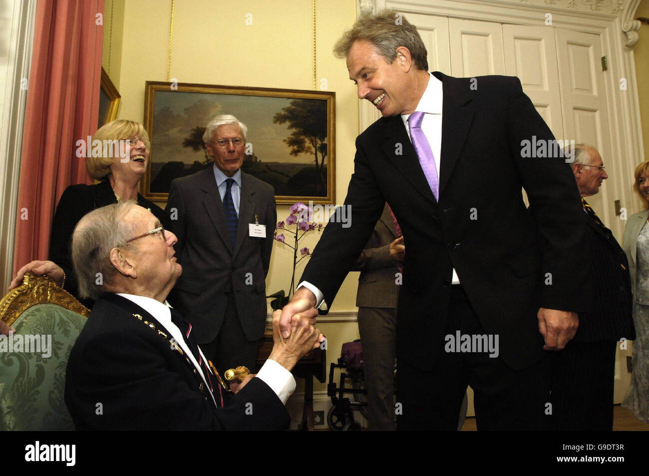 La Prima guerra mondiale il veterano William Stone precedentemente della Royal Navy, 106, scuote le mani con il Primo Ministro Tony Blair all'interno di Downing Street a Londra durante un ricevimento per British veterani militari per la marcatura dei veterani del giorno. Foto Stock