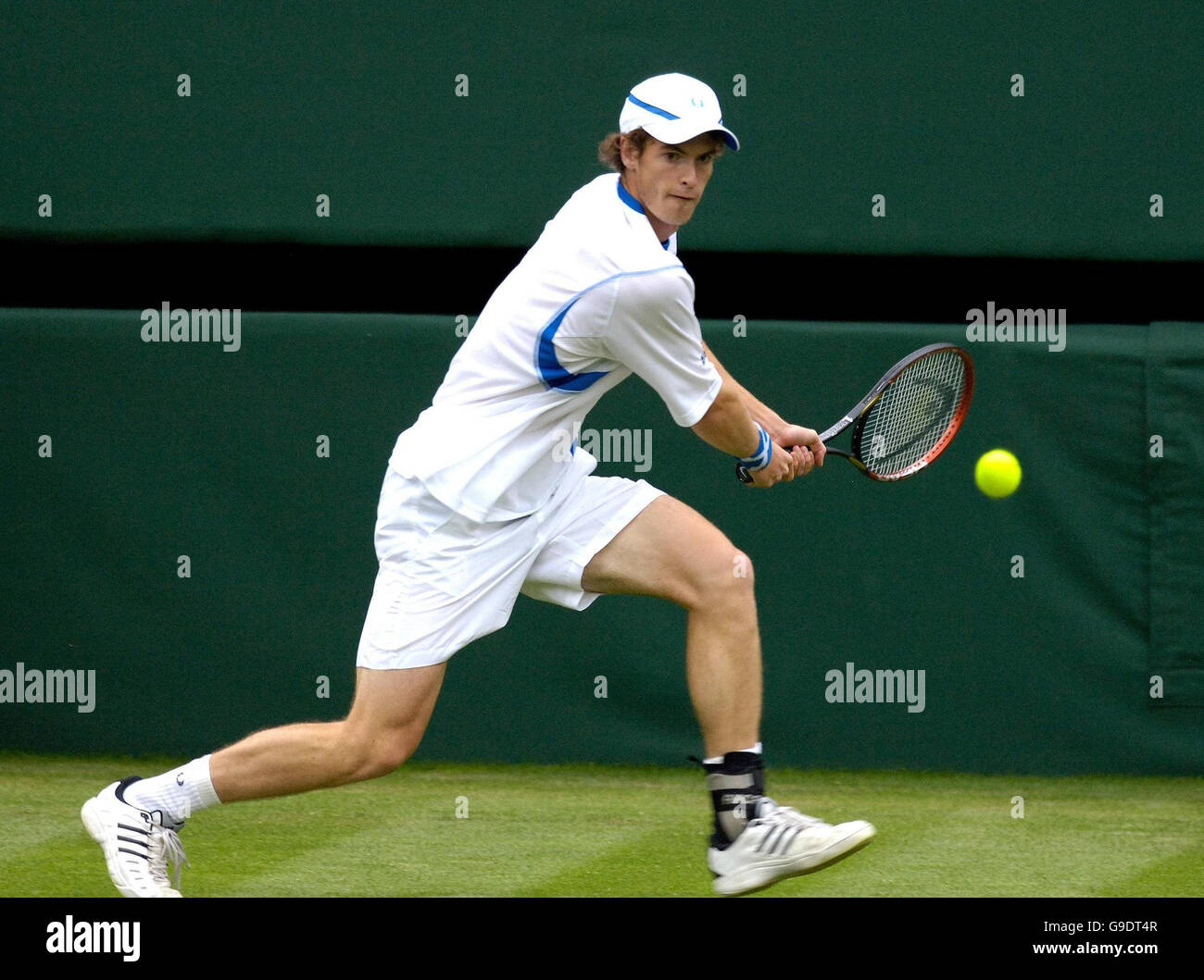 Andy Murray della Gran Bretagna in azione contro Nicolas Massu del Cile durante il primo round dell'All England Lawn Tennis Championships a Wimbledon. Foto Stock