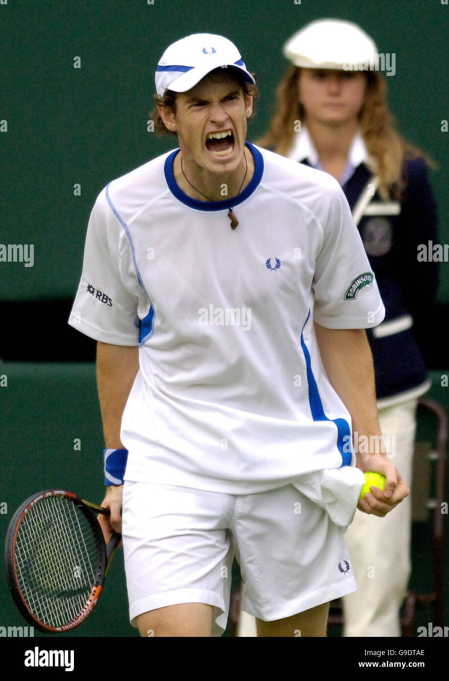 Andy Murray della Gran Bretagna celebra la sua vittoria contro Nicolas Massu del Cile durante il primo round dell'All England Lawn Tennis Championships a Wimbledon. Foto Stock