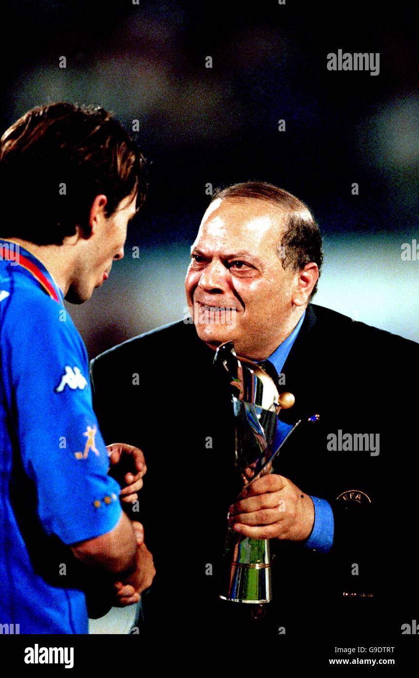 Il presidente cipriota fa Marios Lefkaritis (r) presenta il trofeo a. Italia capitano Alessandro Grandoni (l) Foto Stock