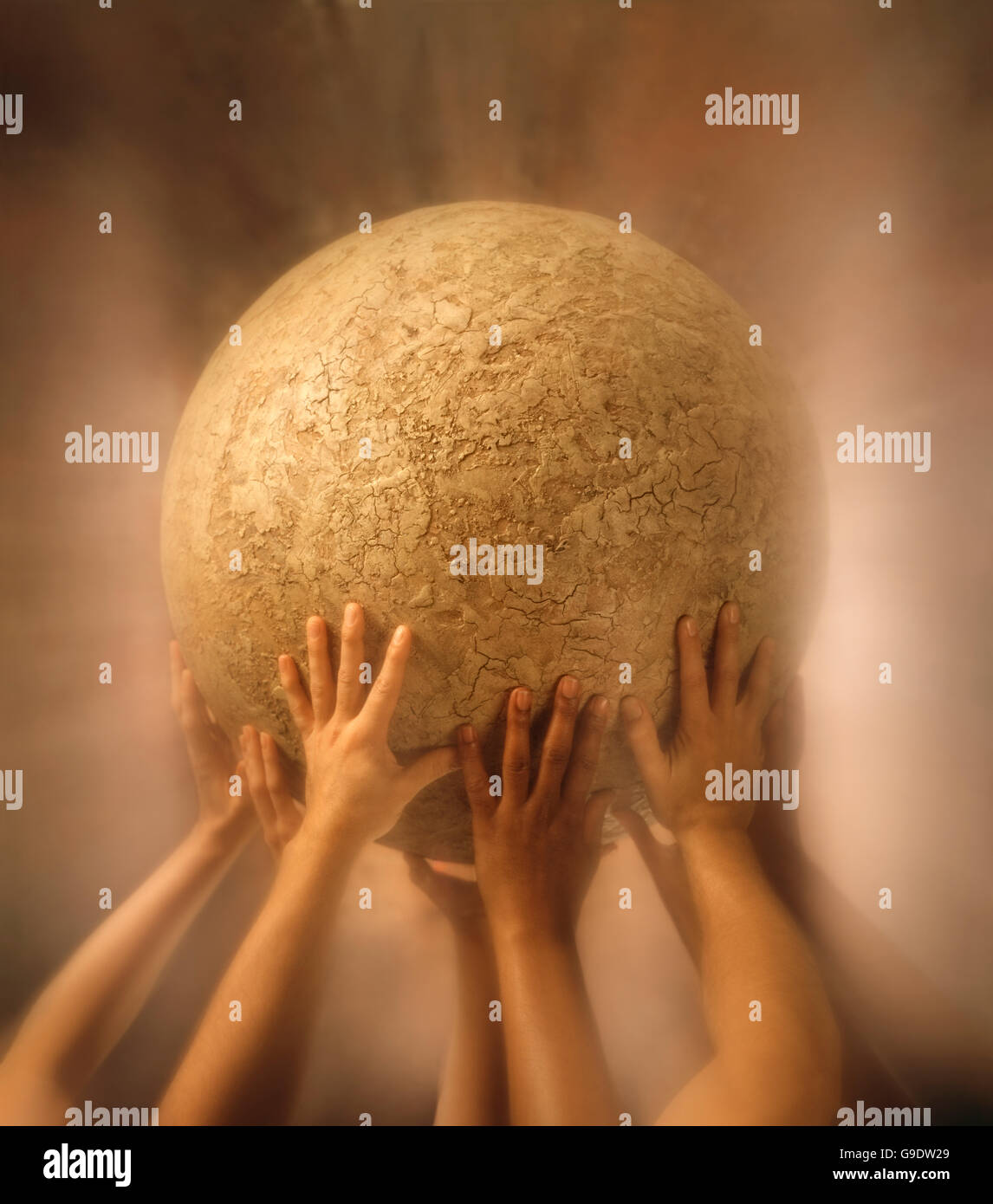 Le mani umane tenendo in mano un round-struttura sagomata che mostra il lavoro di squadra Foto Stock