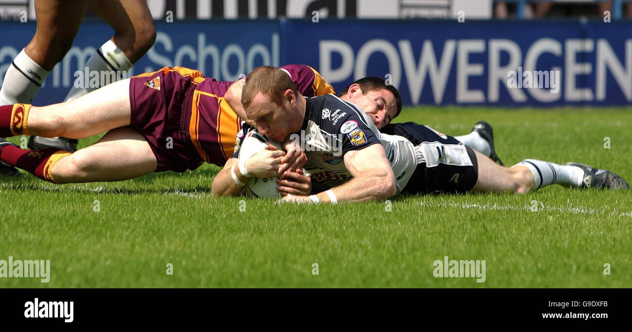 Rugby League - Engage Super League - Galpharm Stadium. Scott Donald di Leeds segna contro Huddersfield durante la partita Engage Super League al Galpharm Stadium, Huddersfield. Foto Stock