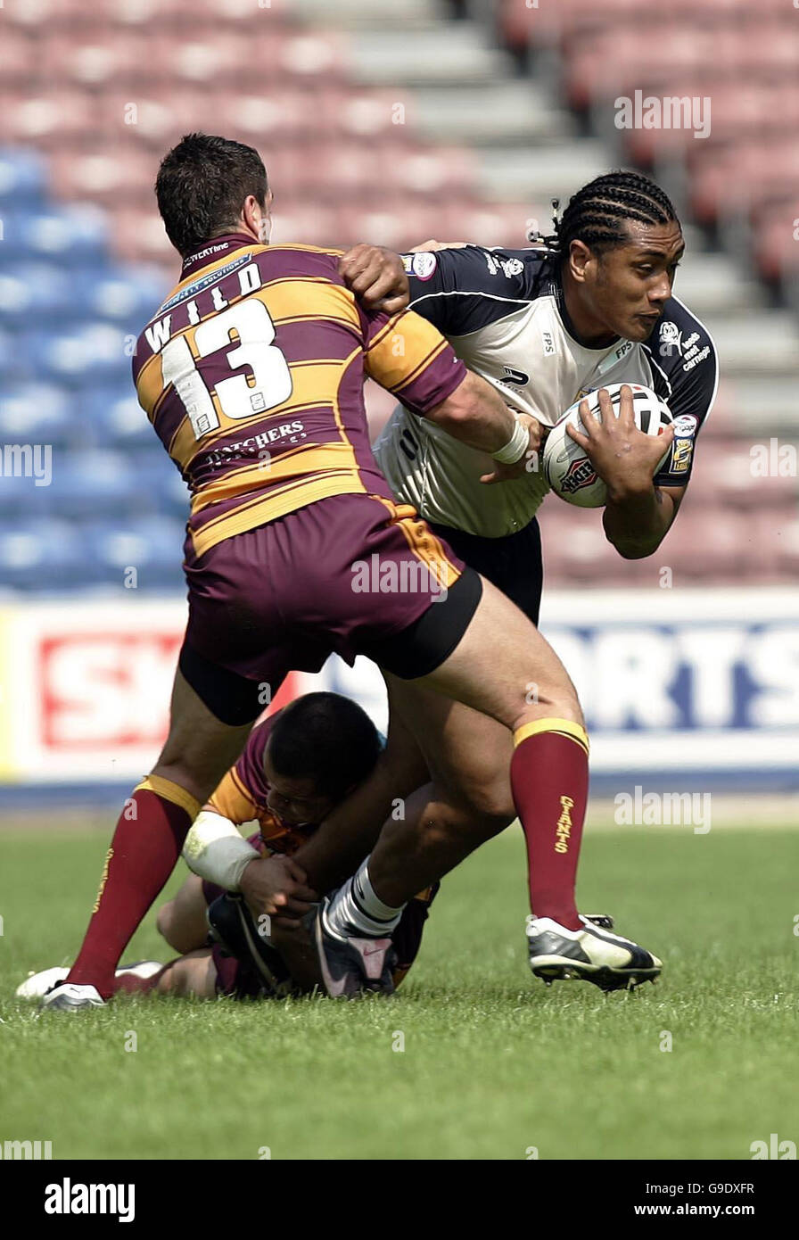 Rugby League - Engage Super League - Galpharm Stadium. Ali Lauitiiti di Leeds combatte Stephen Wild di Huddersfield durante la partita Engage Super League al Galpharm Stadium di Huddersfield. Foto Stock