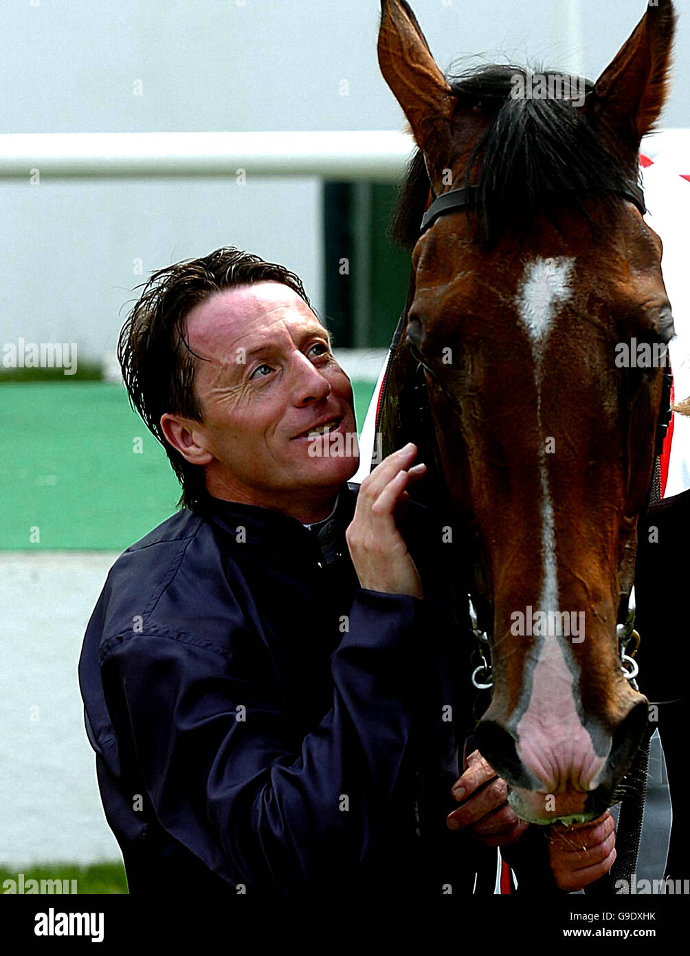 Dylan Thomas e jockey Kieren Fallon dopo aver vinto la Budweiser Irish Derby al Curragh racecourse, Kildare, Irlanda. Foto Stock