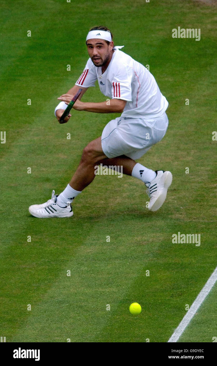 Marcos Bagdatis di Cipro in azione contro il leyton Hewitt australiano durante la partita finale del quarto all'All England Lawn Tennis Championships a Wimbledon. Foto Stock