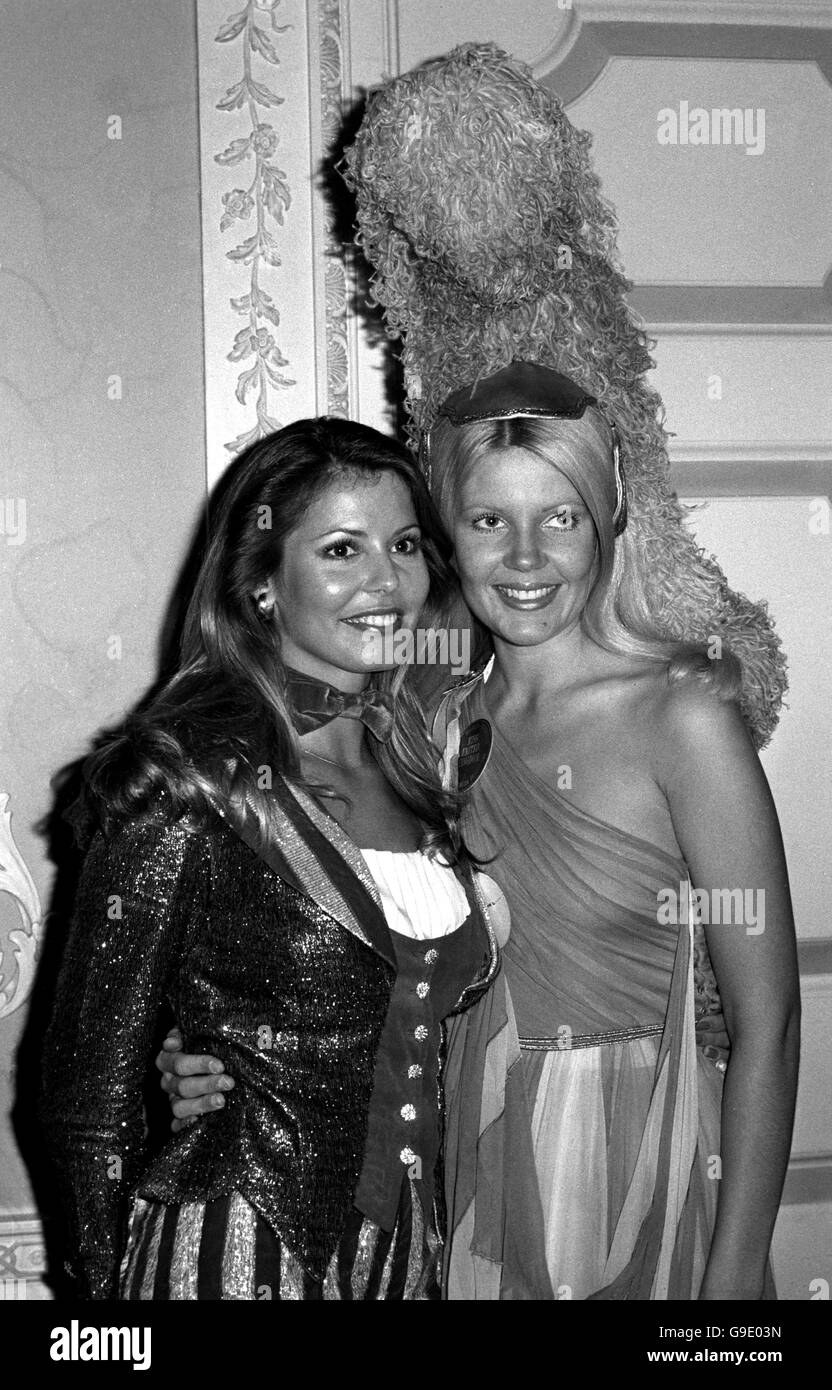 Marjorie Wallace (a sinistra) come Miss Stati Uniti e Veronica Cross come Miss Regno Unito sono stati in stretta alleanza quando sono comparso nei loro costumi nazionali ad un pranzo di Variety Club a Londra. Foto Stock