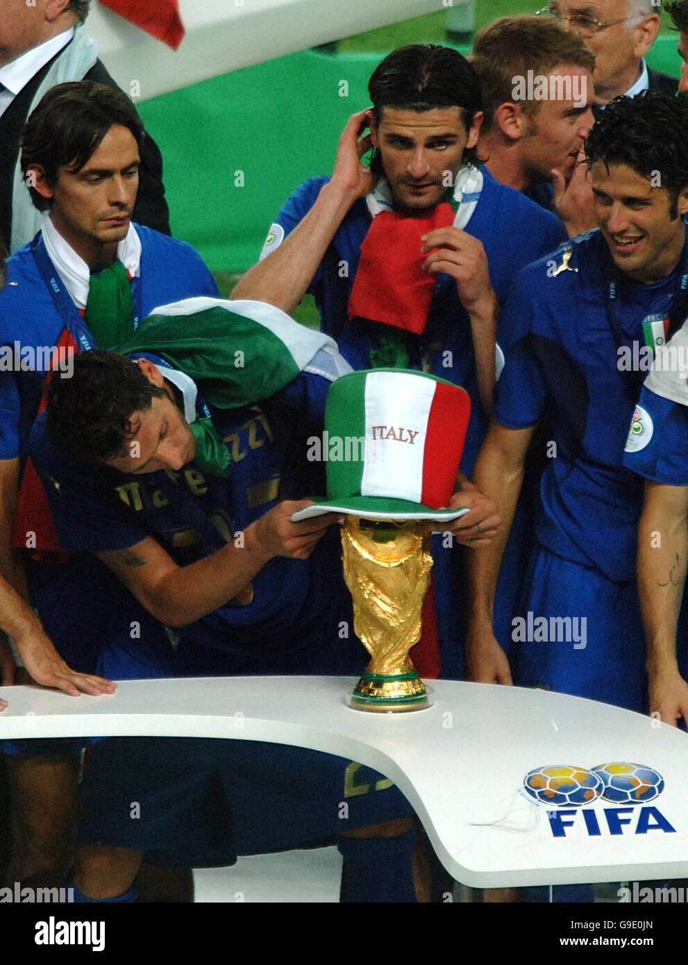 Marco Materazzi in Italia mette un cappello italiano sulla FIFA Coppa del  mondo Foto stock - Alamy