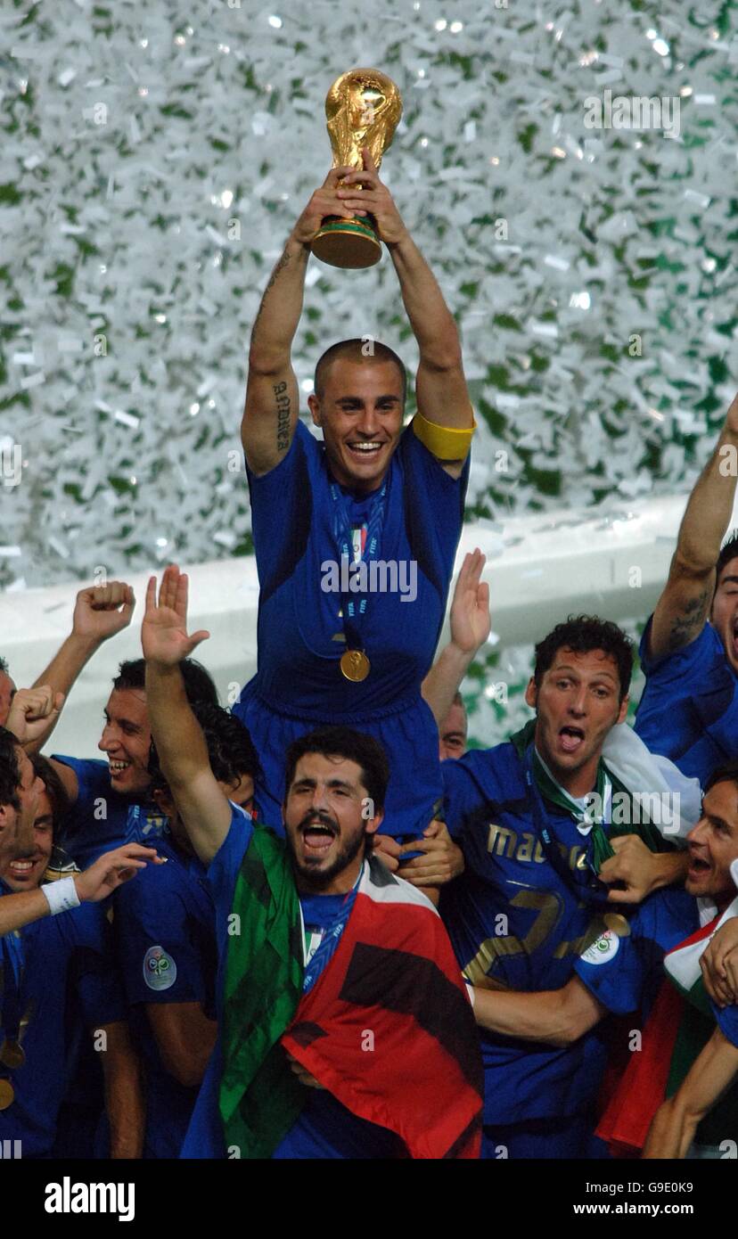 Il capitano dell'italia fabio cannavaro solleva la coppa del mondo fifa