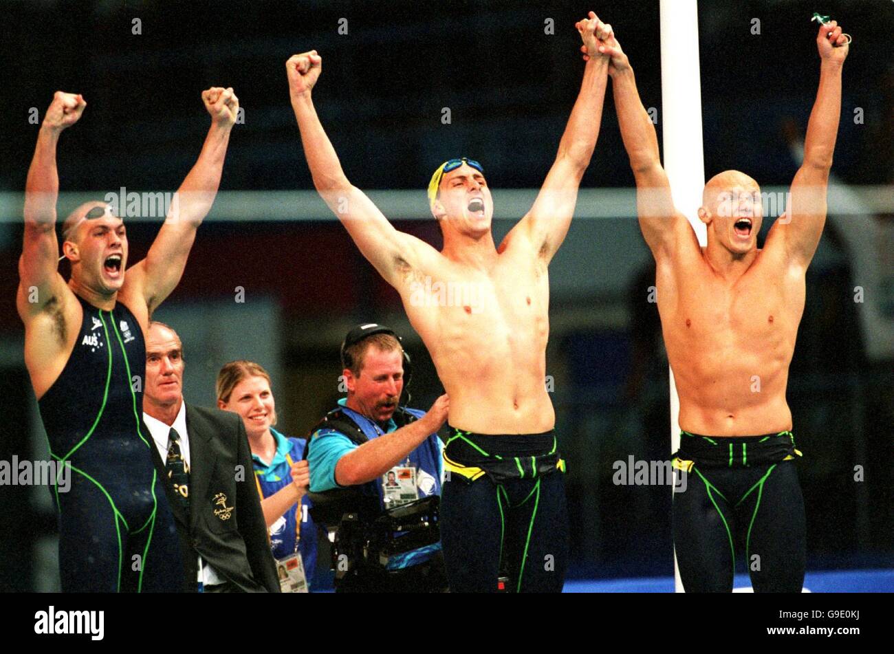 L-R; Ashley Callus, Chris Fydler e Michael Klim in Australia celebrano l'oro vincente nel relè da uomo 4x100m Freestyle Foto Stock