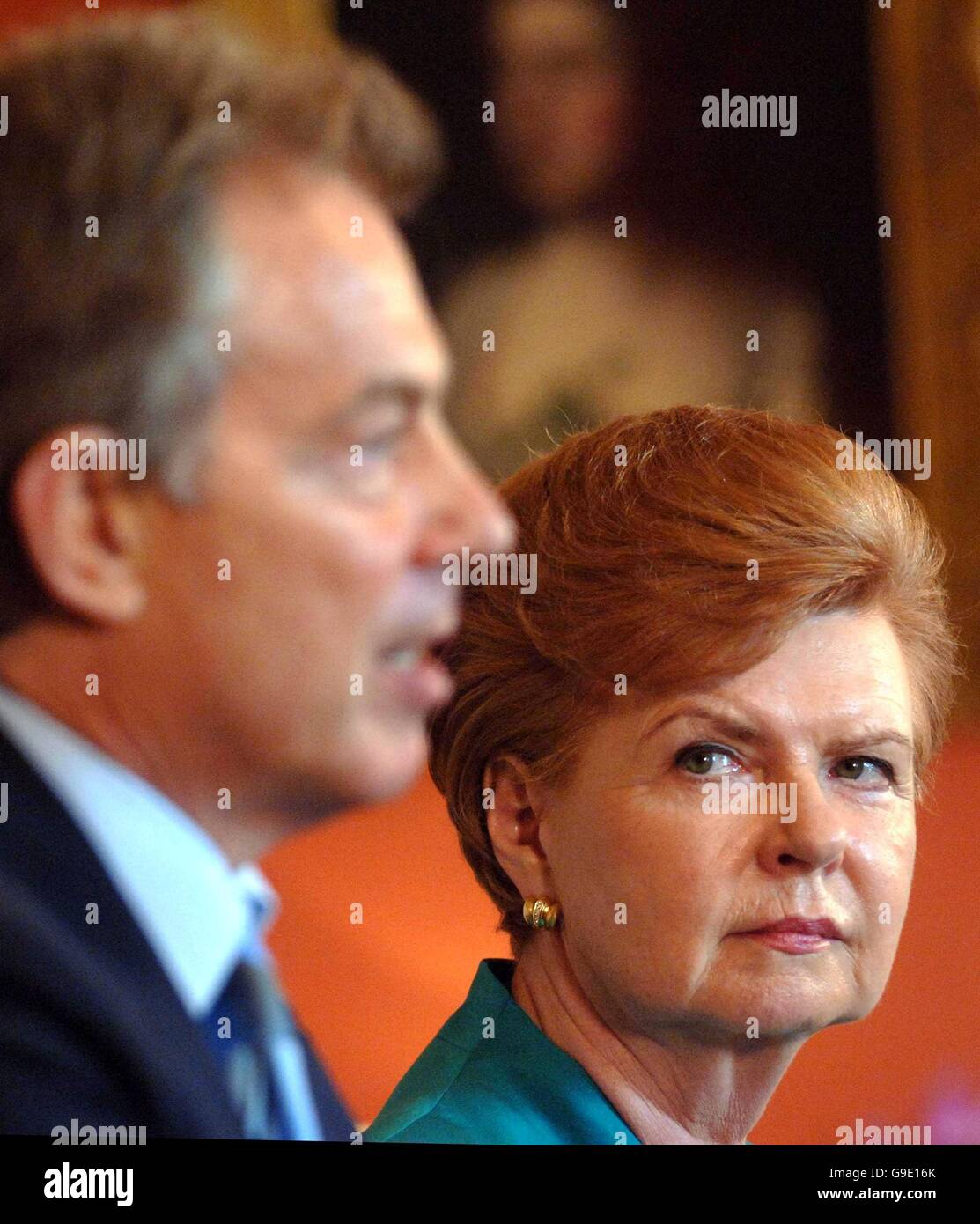 Il primo ministro Tony Blair incontra il presidente lettone Vaira Vike-Freiberga a Downing Street. Foto Stock
