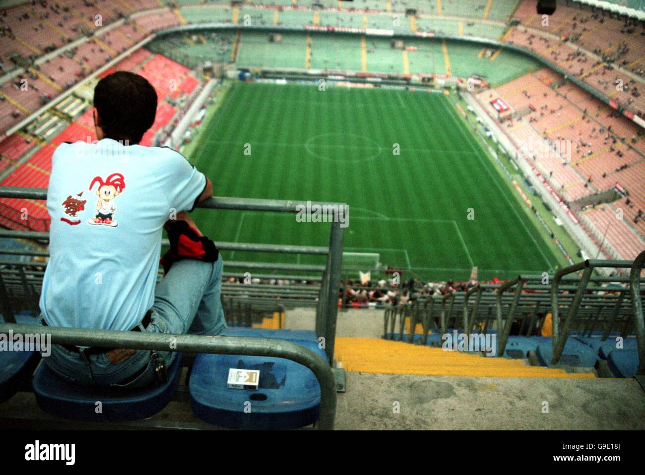 La vertigine che induce una vista dall'alto dello Stadio Giuseppe Meazza,  sede dell'AC Milan Foto stock - Alamy