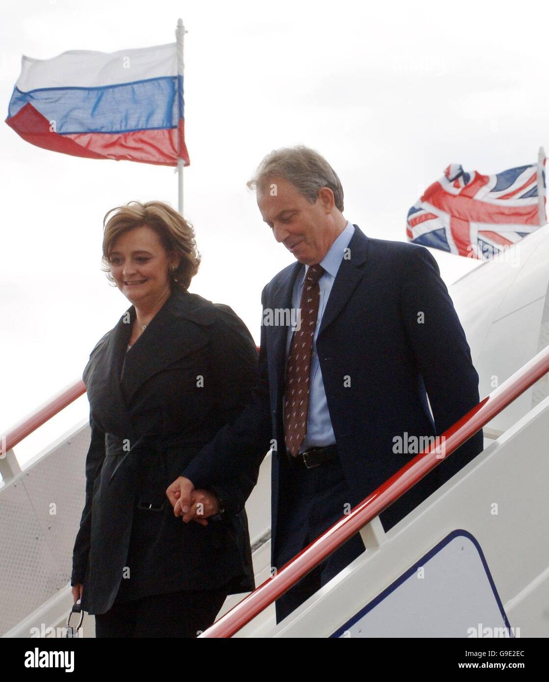 Il primo ministro britannico Tony Blair e sua moglie Cherie arrivano a San Pietroburgo. Foto Stock