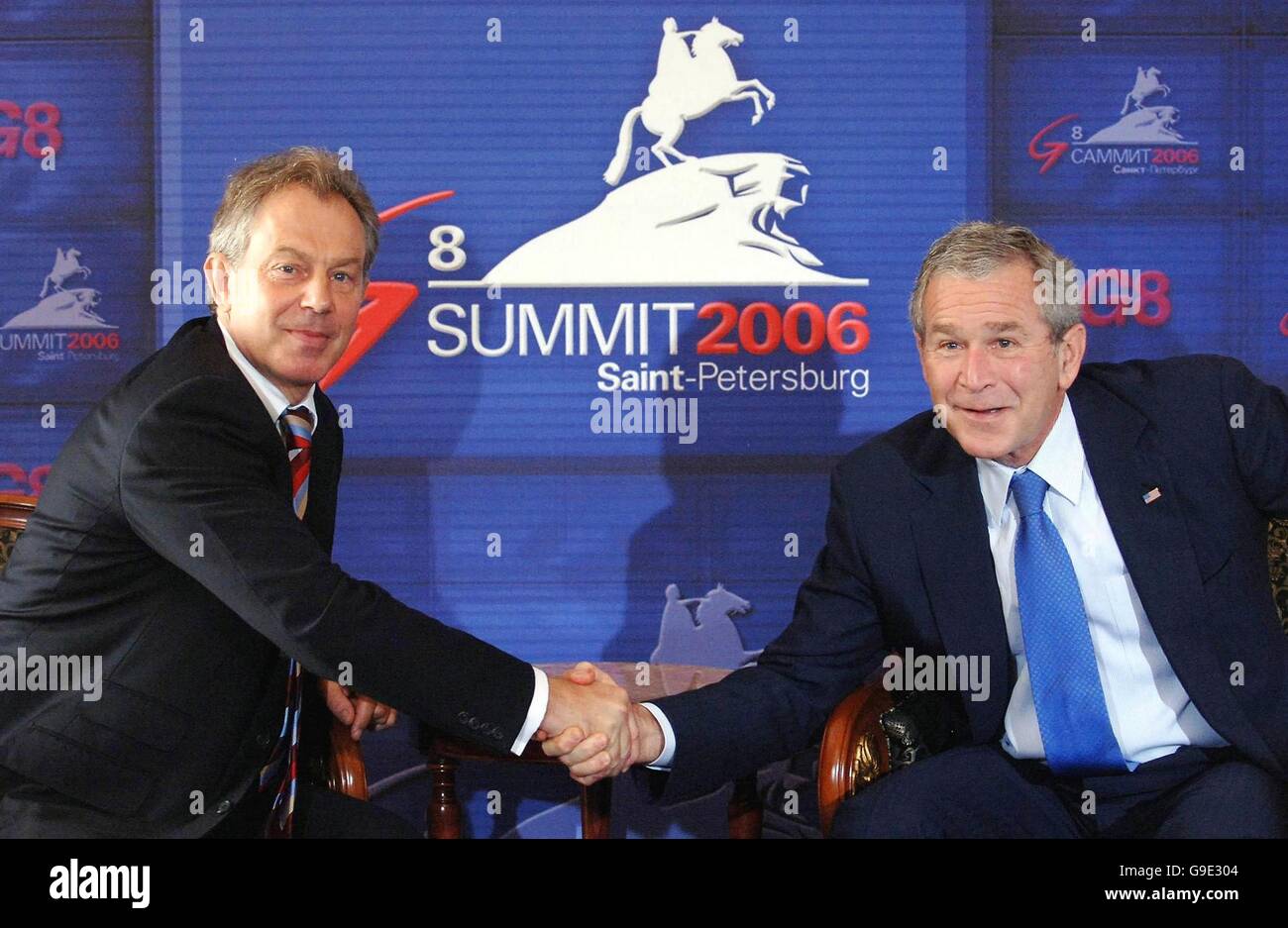 Il primo ministro britannico Tony Blair stringe le mani con il presidente americano George W. Bush dopo un incontro al G8 di San Pietroburgo, Russia. Foto Stock