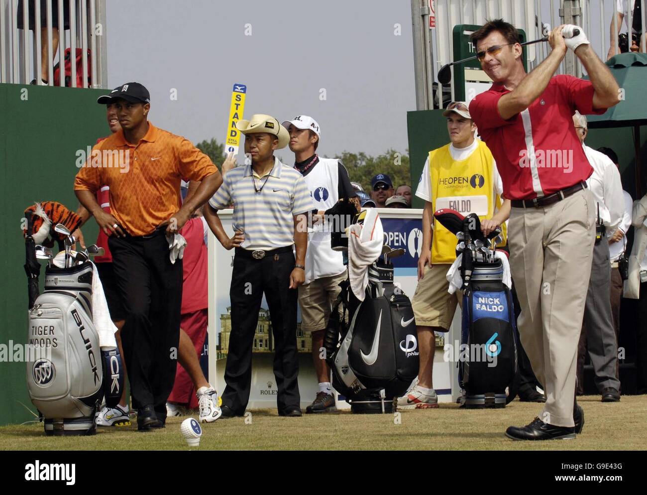 Nick Faldo in Inghilterra si tee sulla prima buca guardata da USA's Tiger Woods (a sinistra) durante il primo round del 135th Open Championship al Royal Liverpool Golf Club, Hoylake. Foto Stock