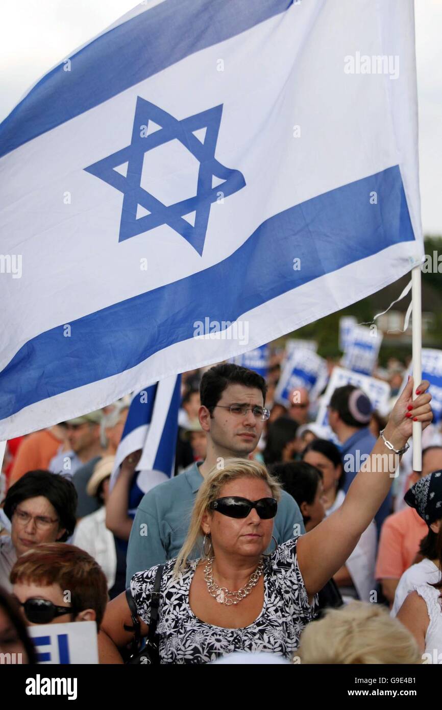 Sostenitori Pro-Israel frequentare una solidarietà al Rally JFS scuola a Kenton, Middlesex. Foto Stock