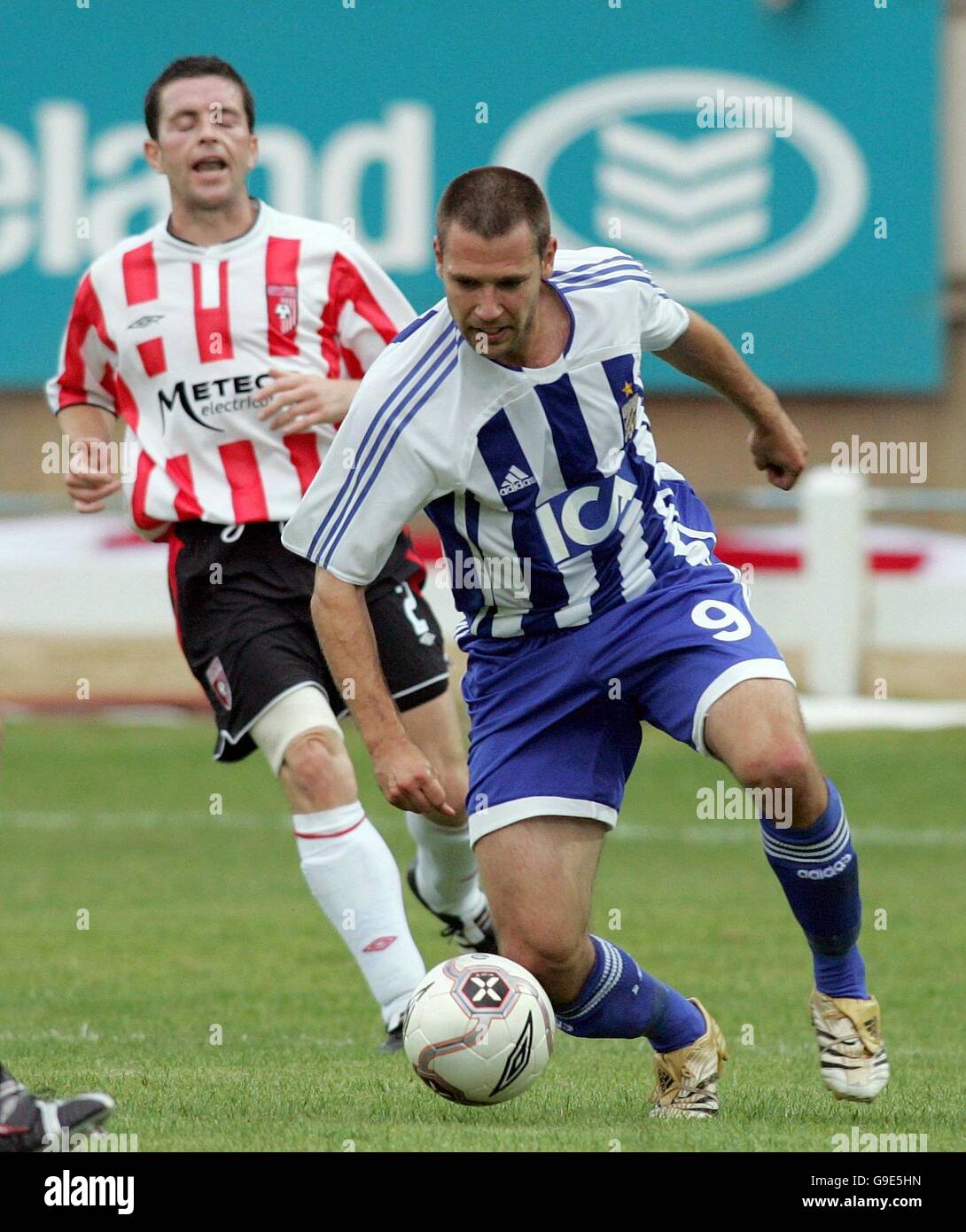Eddie McCallion di Derry City non riesce a fermare Stefan Selakovic di IFK Gothenburg durante la prima partita di qualificazione della Coppa UEFA al Brandywell Stadium di Derry. Foto Stock