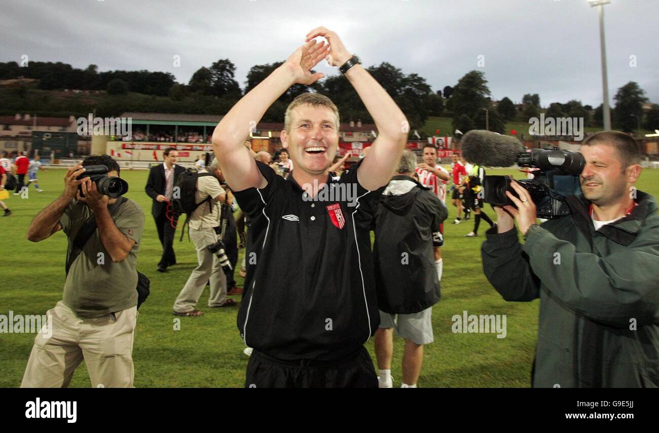 Stephen Kenny, manager di Derry City, festeggia dopo aver sconfitto l'IFK Gothenburg durante la prima partita di qualificazione della Coppa UEFA al Brandywell Stadium di Derry. Foto Stock