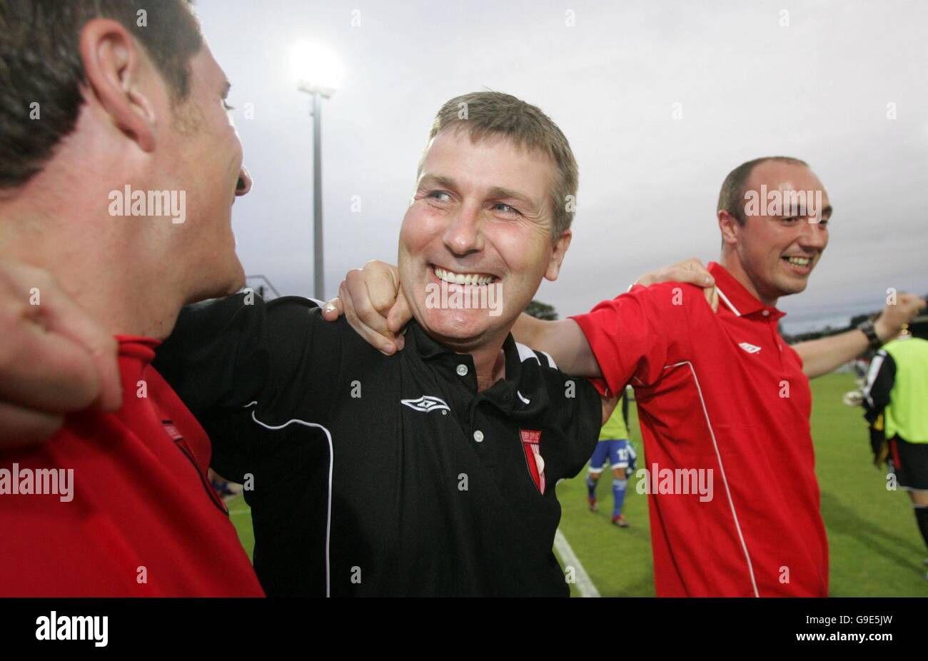 Stephen Kenny, manager di Derry City, festeggia con gli altri giocatori della squadra dopo aver sconfitto l'IFK Gothenburg durante la prima partita di qualificazione della Coppa UEFA al Brandywell Stadium di Derry. Foto Stock