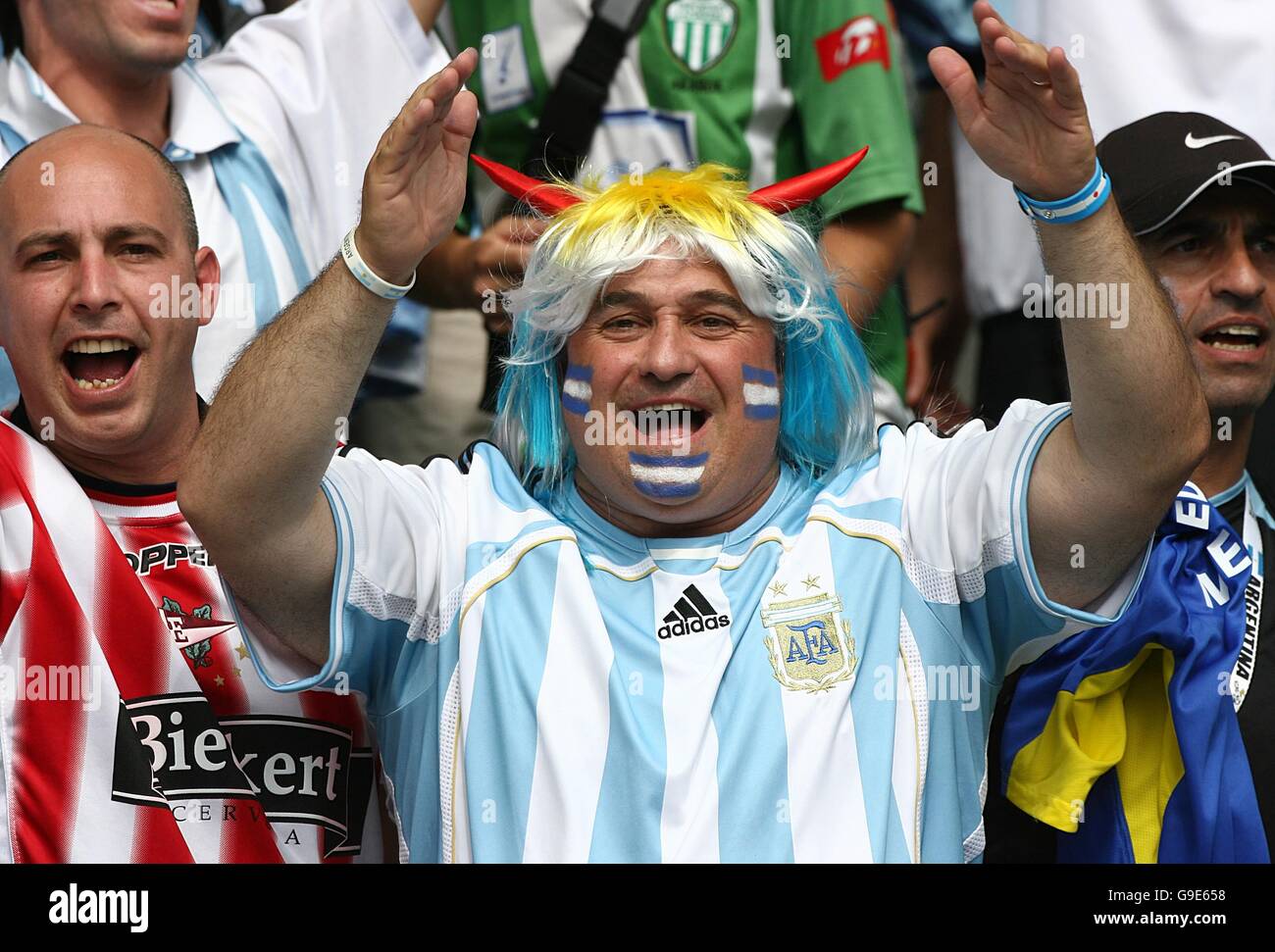 Calcio - Coppa del mondo FIFA Germania 2006 - Quarta finale - Germania contro Argentina - Olympiastadion. Tifosi argentini in testa alla partita con la Germania Foto Stock