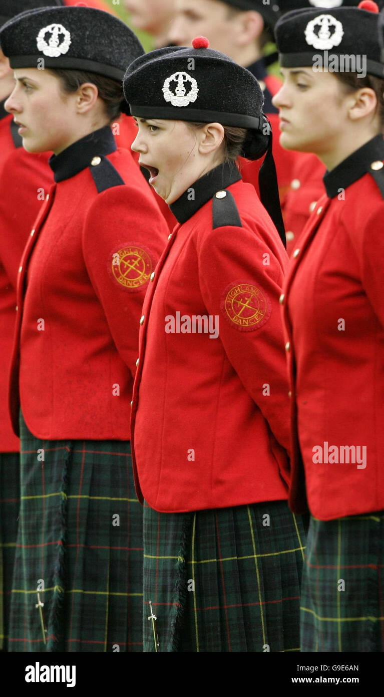 Gli alunni (noto come Victorians) dal Queen Victoria School in Dunblane durante una parata per celebrare la presentazione di un nuovo colore dalla Principessa Reale. Foto Stock