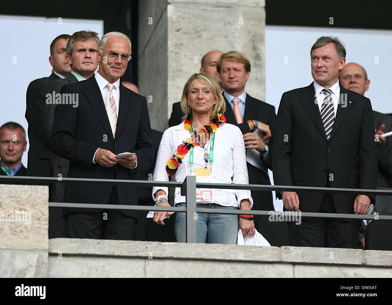 Capo del comitato organizzativo per la Coppa del mondo di calcio 2006 in Germania, Franz Beckenbauer (L) con la moglie Heidi Foto Stock