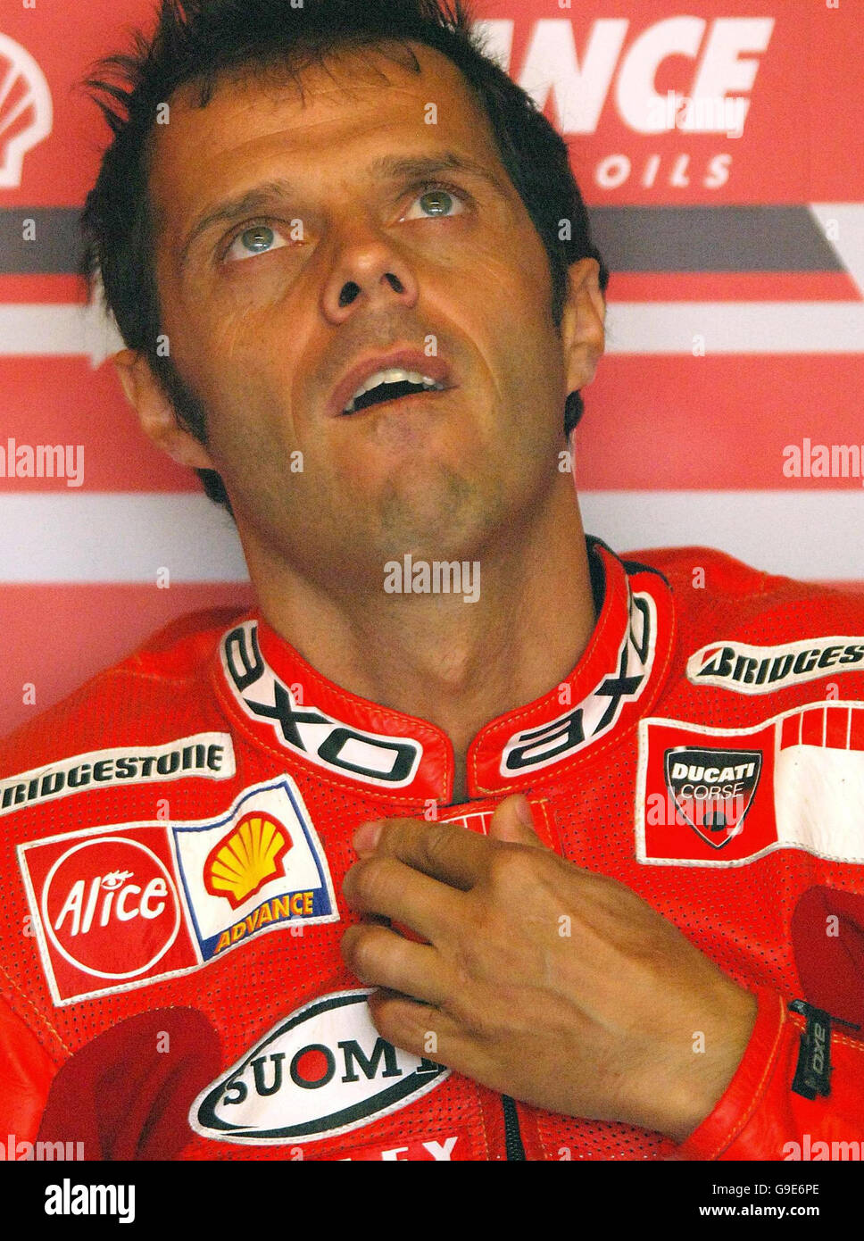 Moto GP - sessione pratica - Donnington Park. In Italia Loris Capirossi ai box prima di una sessione di prove al Donnington Park, davanti al britannico Moto GP di domani. Foto Stock