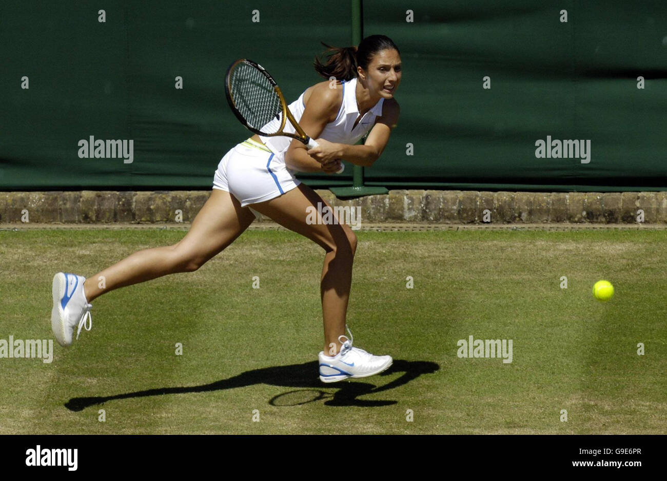 Anastasia Myskina in Russia in azione contro la spagnola Anabel Medina Garrigues durante il terzo round del All England Lawn Tennis Championships a Wimbledon. Foto Stock