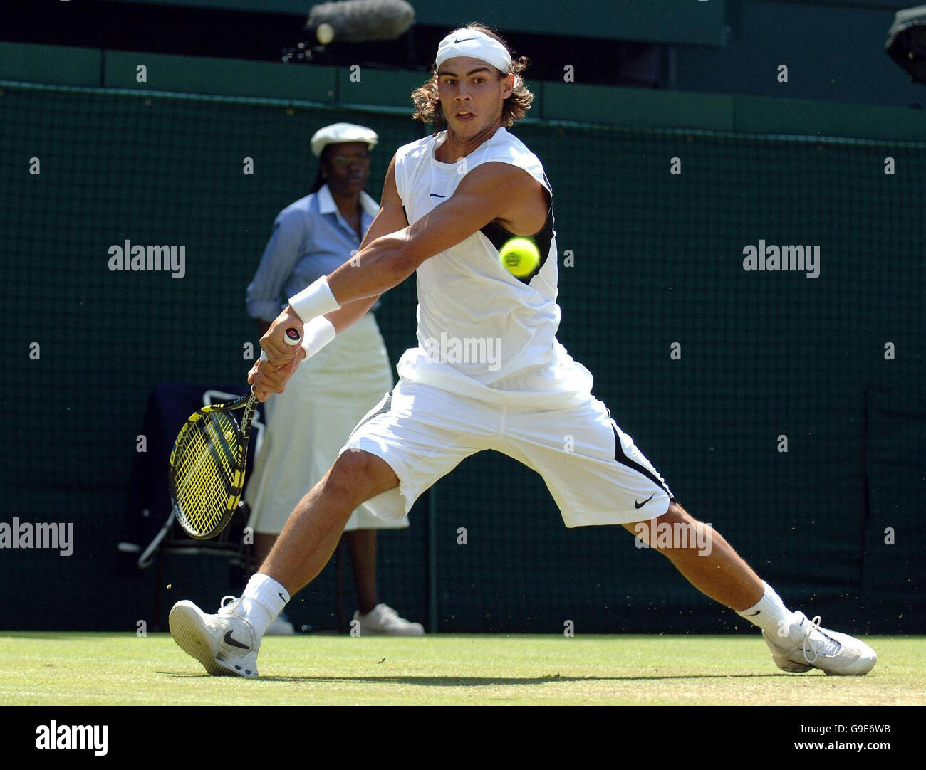Il spagnolo Rafael Nadal in azione contro Andre Agassi degli Stati Uniti durante il terzo round dell'All England Lawn Tennis Championships a Wimbledon. Foto Stock