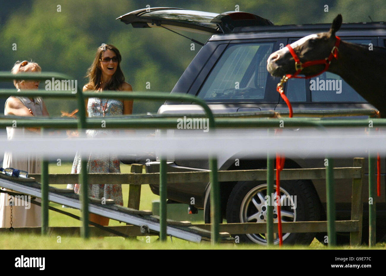 Kate Middleton, la ragazza del principe William, guarda dalle linee laterali mentre gioca a polo per la squadra di Highgrove al Cirencester Park Polo Club. Foto Stock