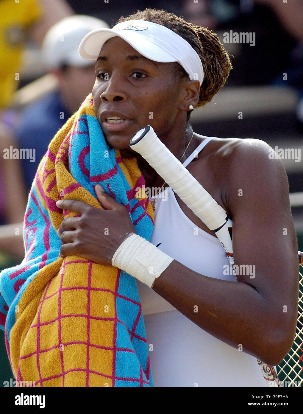 La Venus Williams degli Stati Uniti mostra la sua deiezione durante la terza partita di round contro Jelena Jankovic all'All England Lawn Tennis Championships di Wimbledon. Foto Stock