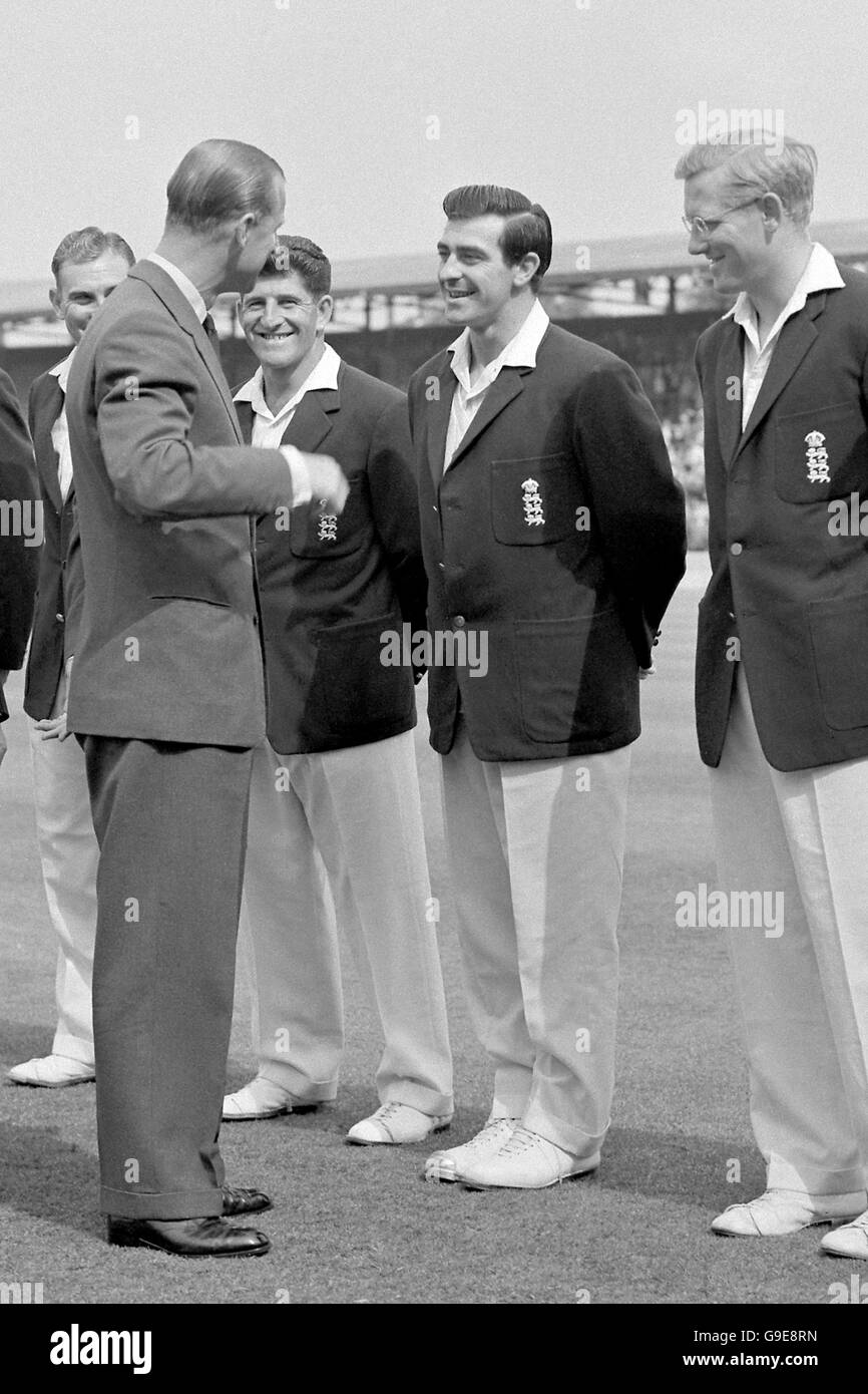 HRH il Duca di Edimburgo (l) parla con Fred Trueman dell'Inghilterra (seconda r) mentre viene presentato alla squadra inglese prima dell'inizio della giornata. Guardando sopra sono Ray Illingworth (l, nascosto), Ken Barrington (terzo r) e Mike Smith (r) Foto Stock