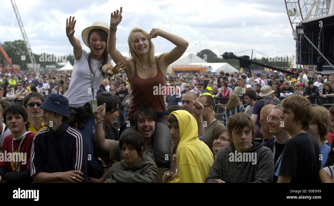 Kate Stoddart, 17 e Becca Preston, 17 godetevi Scots attore Billy Boyd sul palco principale al T nel Parco music festival di Balado, Scozia. Foto Stock