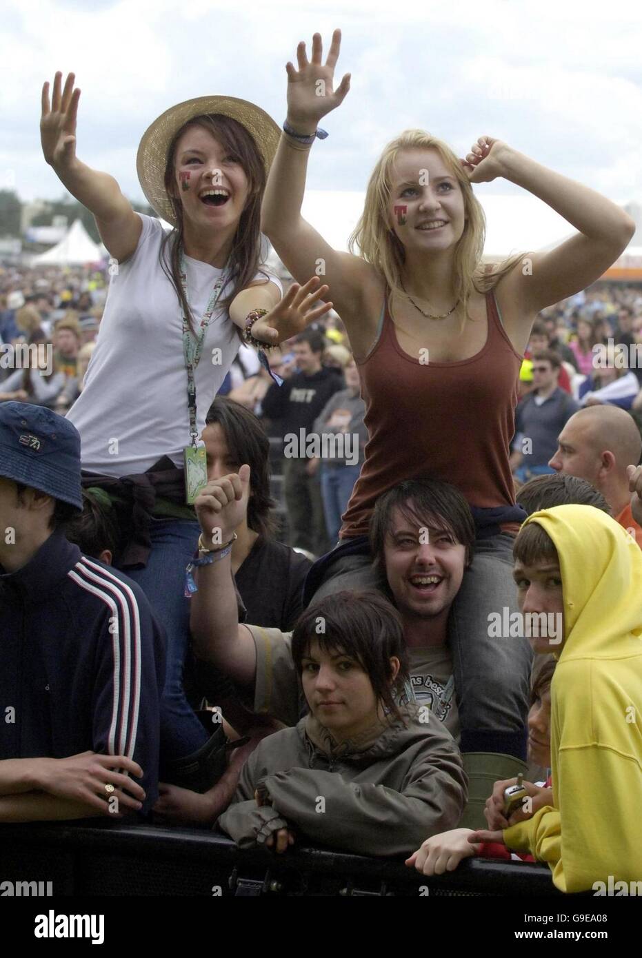 Kate Stoddart, 17 e Becca Preston, 17 godetevi Scots attore Billy Boyd sul palco principale al T nel Parco music festival di Balado, Scozia. Foto Stock