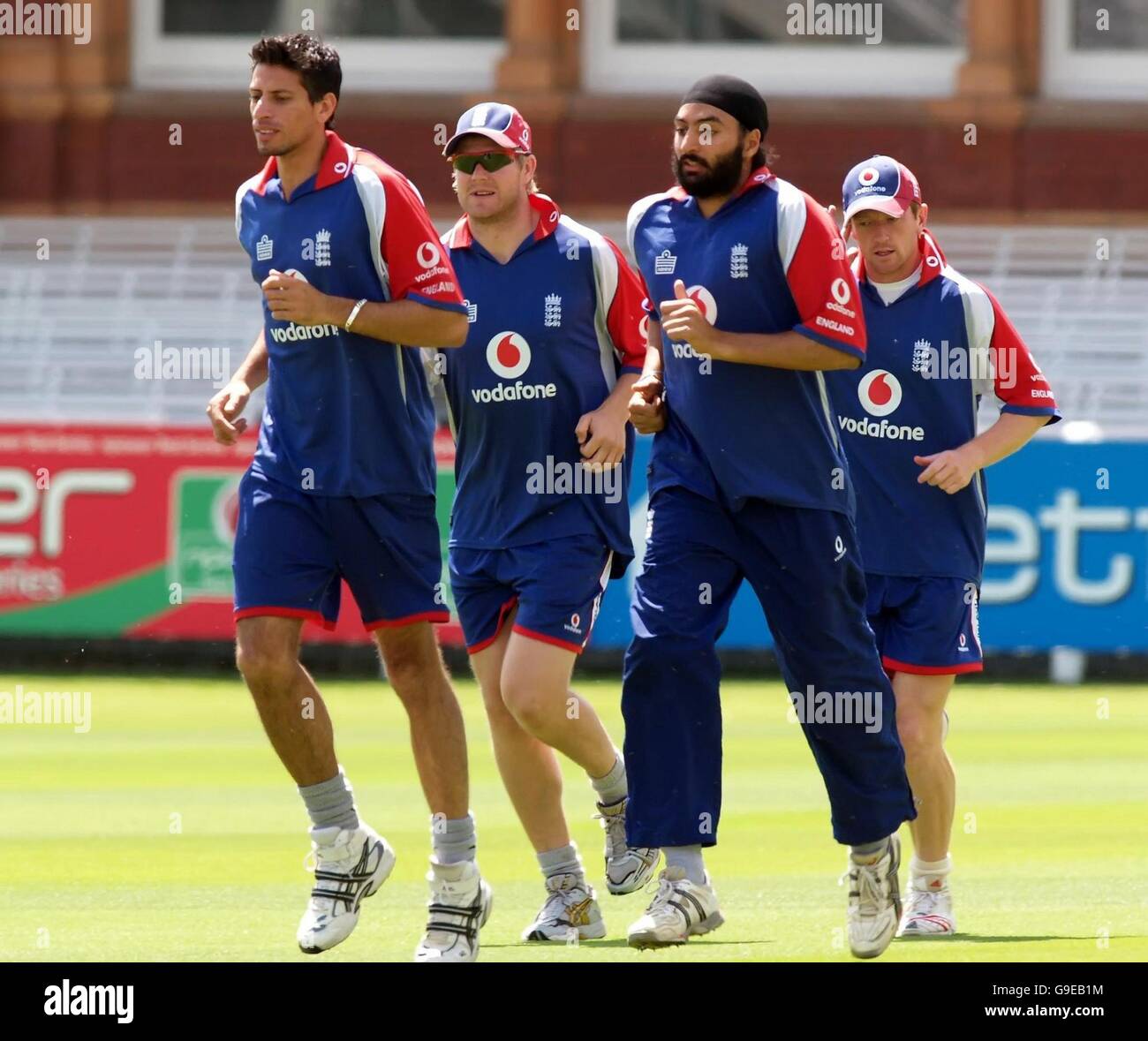 In Inghilterra (da sinistra a destra) Sajid Mahmood, Matthew Hoggard, Monty Panesar e Paul Collingwood durante una sessione di allenamento delle reti a Lord's, Londra. Foto Stock