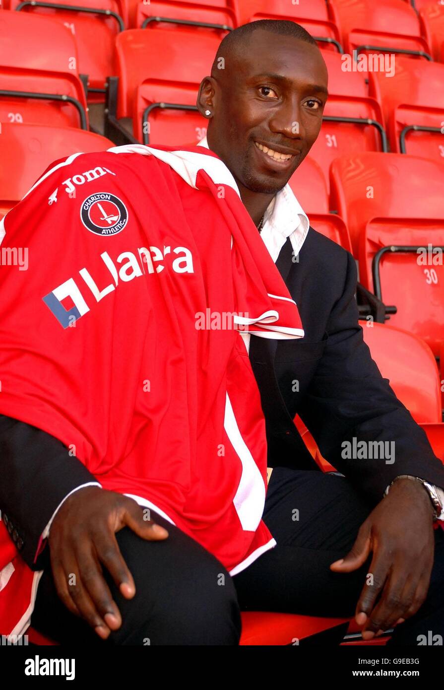 Il nuovo attaccante olandese di Charlton Athletic Jimmy-Floyd Hasselbaink alla Valle nel sud-est di Londra oggi. Foto Stock