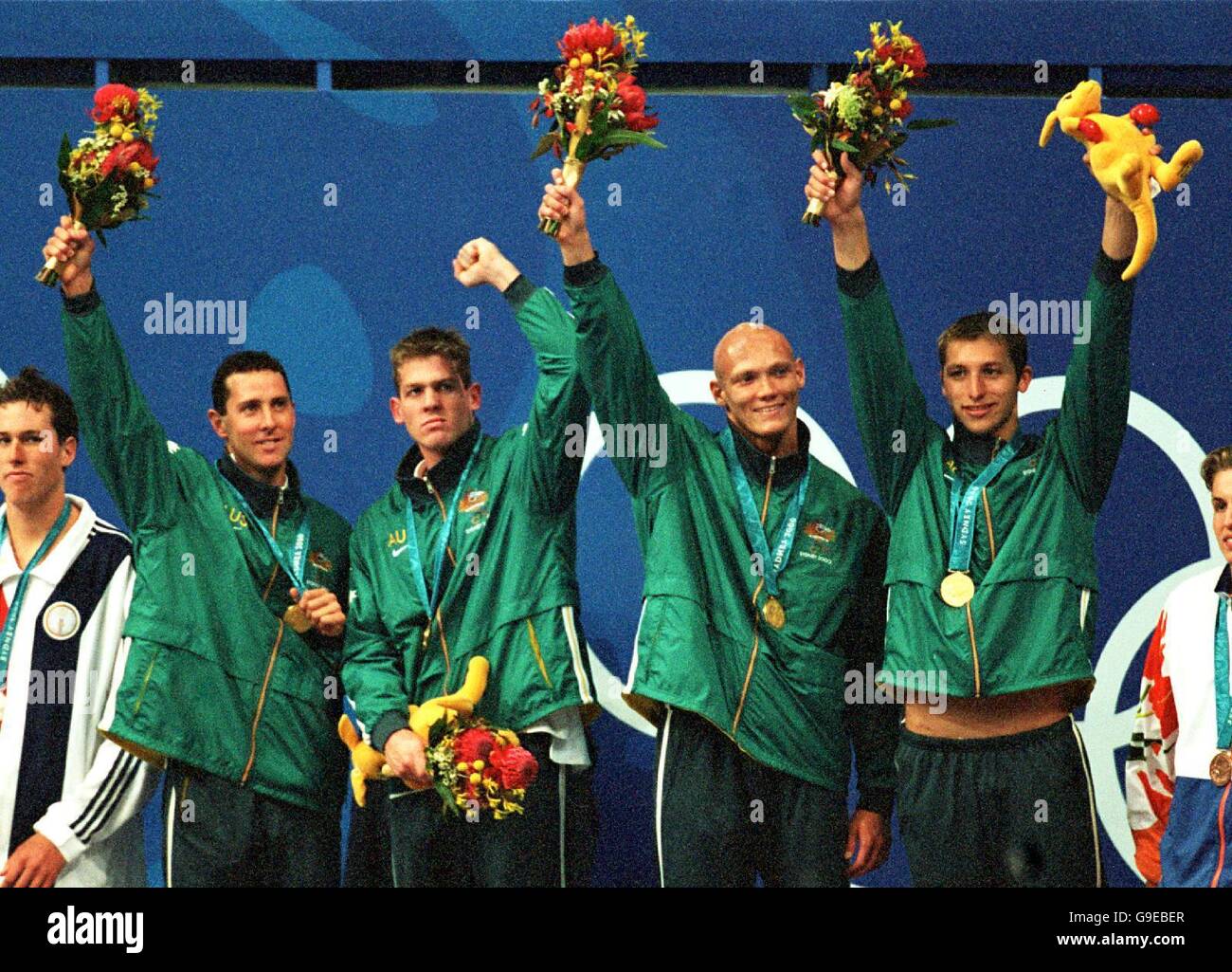 L-R; William Kirby, Todd Pearson, Michael Klim e Ian Thorpe in Australia celebrano le medaglie d'oro vincenti Foto Stock