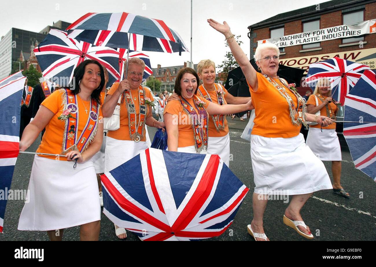 Le donne dell'Ordine arancione marciano a Belfast mentre migliaia di Orangemen sfilano oggi in tutta la provincia per commemorare la vittoria del Principe protestante Guglielmo sul Re Cattolico Giacomo II alla Battaglia del Boyne nel 1690. Foto Stock