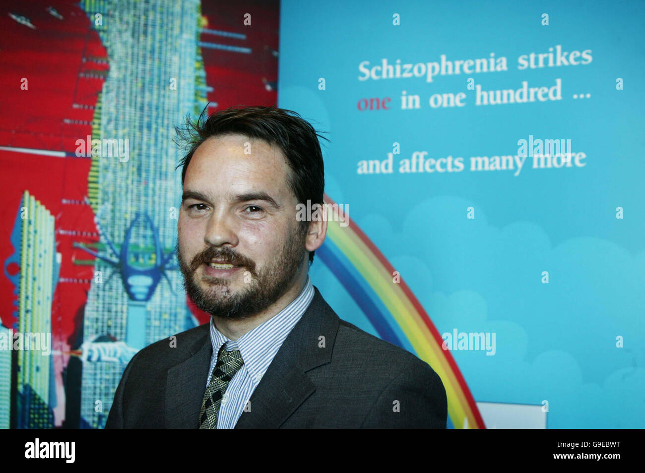 Ian Morris, artista e utente del servizio con la sua propria opera d'arte al lancio della campagna one in cento alla Camera dei Comuni. Uno su cento è una campagna di sensibilizzazione e un gruppo di sostegno per le persone con schizofrenia. Foto Stock