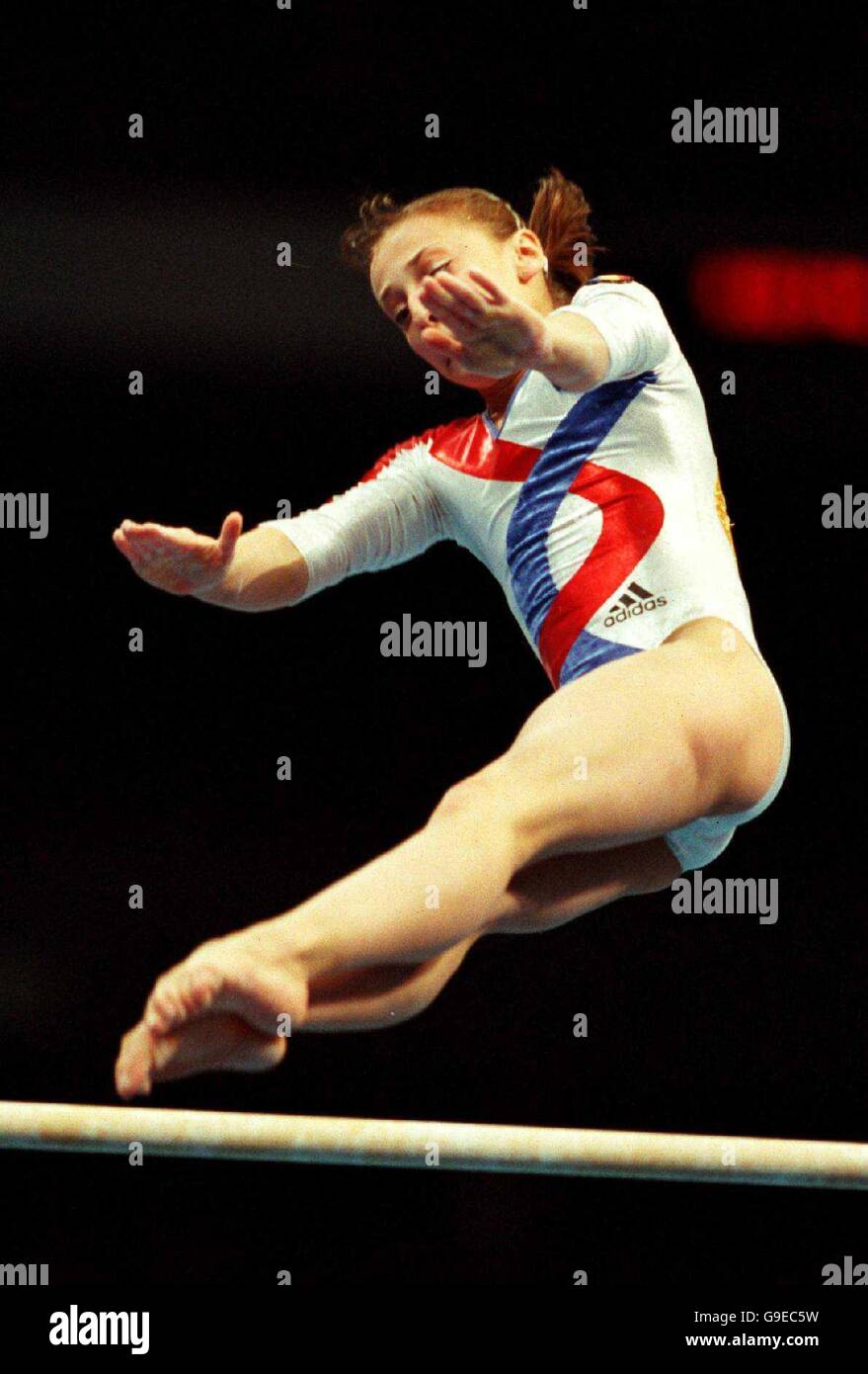 Olimpiadi di Sydney 2000 - Ginnastica - finale da donna. Andreea Raducan in Romania sulla strada per vincere l'oro Foto Stock